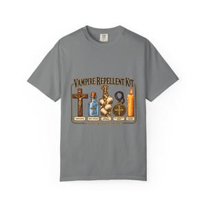 Divertida camiseta católica de Halloween, kit repelente de vampiros, medalla de San Benito con crucifijo y ajo. imagen 4
