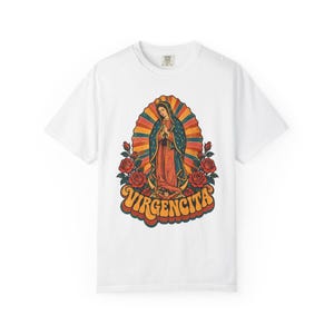 Maglietta retrò Virgencita, Vergine di Guadalupe Arcobaleno, La Guadalupana Stile Anni '70, Regalo Boho Latina Cattolico per la Mamma, Colori Comfort immagine 3