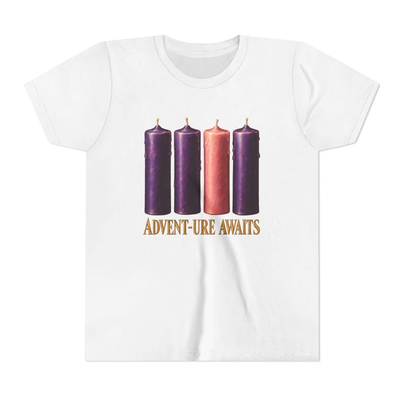 T-shirt « L'aventure vous attend » pour enfants, T-shirt catholique de l'Avent pour jeunes, Bougies de l'Avent, Cadeau de compte à rebours de Noël pour enfants image 1