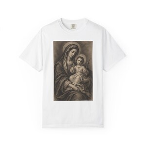 Maglietta con Madonna e Bambino, disegno vintage a carboncino, regalo della Madonna per la mamma o la madrina, maglietta cristiana mariana da donna, colori confortevoli immagine 2