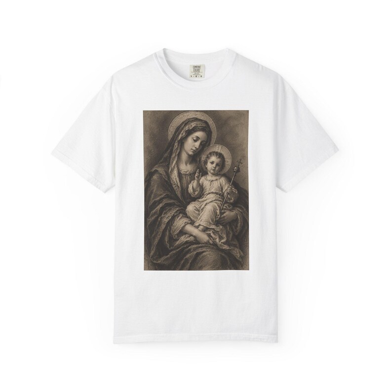Maglietta con Madonna e Bambino, disegno vintage a carboncino, regalo della Madonna per la mamma o la madrina, maglietta cristiana mariana da donna, colori confortevoli immagine 2