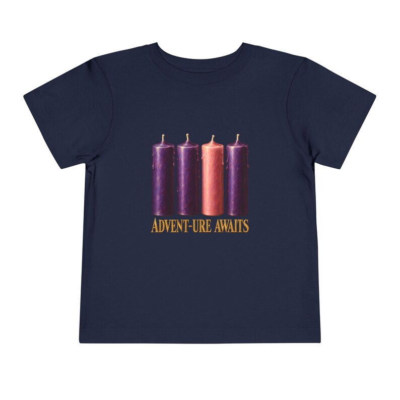 Camiseta "La aventura espera a los niños pequeños", camiseta católica de Adviento, velas de corona de Adviento, regalo de cuenta regresiva navideña para niños pequeños. imagen 12