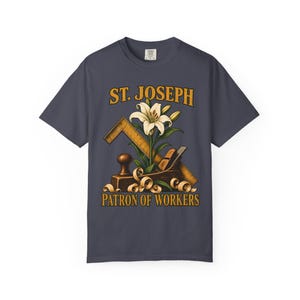 T-shirt met afbeelding van Sint Jozef, beschermheilige van de arbeiders | T-shirt in comfortabele kleuren | Katholiek T-shirt | Cadeau voor papa | Timmermansgereedschap en lelie afbeelding 10
