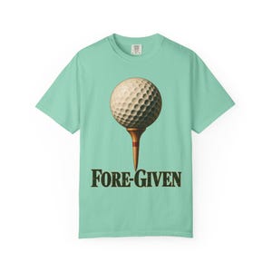 T-shirt in de kleuren van Fore-Given Comfort | Grappig christelijk golf-T-shirt | Cadeau voor golfende vader | Golfbal op tee afbeelding 3