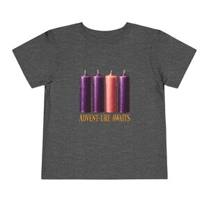 Camiseta "La aventura espera a los niños pequeños", camiseta católica de Adviento, velas de corona de Adviento, regalo de cuenta regresiva navideña para niños pequeños. imagen 13