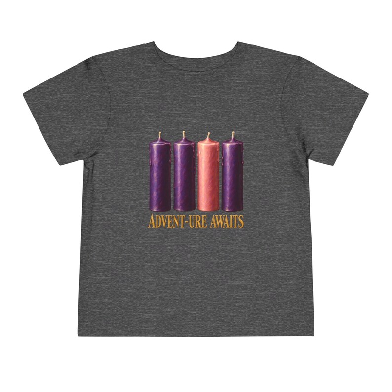 Camiseta "La aventura espera a los niños pequeños", camiseta católica de Adviento, velas de corona de Adviento, regalo de cuenta regresiva navideña para niños pequeños. imagen 13