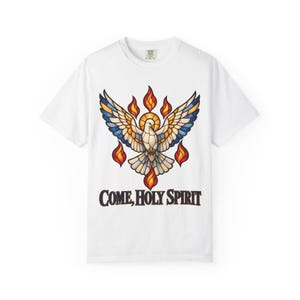 Maglietta "Vieni Spirito Santo" con colori rilassanti / Maglietta per la Cresima Cattolica / Regalo per la Cresima / Colomba in vetro colorato con fiamme immagine 1