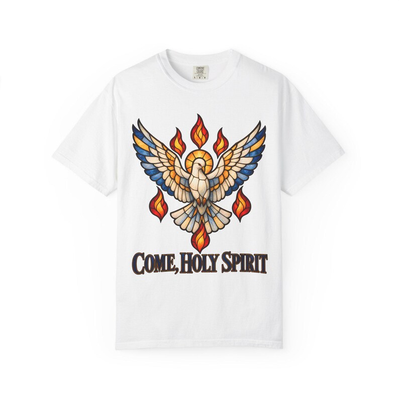 Maglietta "Vieni Spirito Santo" con colori rilassanti / Maglietta per la Cresima Cattolica / Regalo per la Cresima / Colomba in vetro colorato con fiamme immagine 1