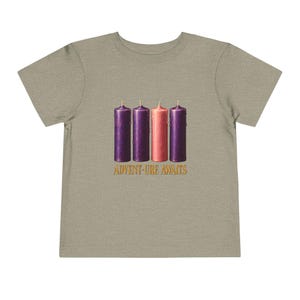 Camiseta "La aventura espera a los niños pequeños", camiseta católica de Adviento, velas de corona de Adviento, regalo de cuenta regresiva navideña para niños pequeños. imagen 6