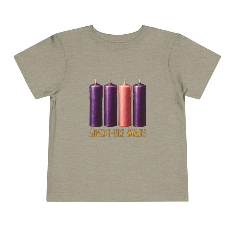 Camiseta "La aventura espera a los niños pequeños", camiseta católica de Adviento, velas de corona de Adviento, regalo de cuenta regresiva navideña para niños pequeños. imagen 6