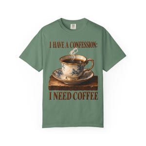 Ik heb een bekentenis: ik heb koffie nodig | Comfortkleuren T-shirt | Grappig katholiek koffie T-shirt | Cadeau voor mama | Vintage theekopje afbeelding 6