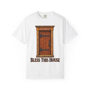 Maglietta "Bless This House Comfort Colors" / Maglietta cattolica per l'Epifania / Regalo per l'inaugurazione della casa / Benedizione della porta con il gesso 20 cm M B 27 immagine 1