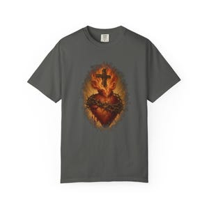 Leuchtendes T-Shirt mit Herz-Jesu-Motiv, Holzkreuz und goldenen Strahlen, Vintage-Geschenk für Väter, Dornenkrone, Erster Freitag im Monat, Wohlfühlfarben Bild 4