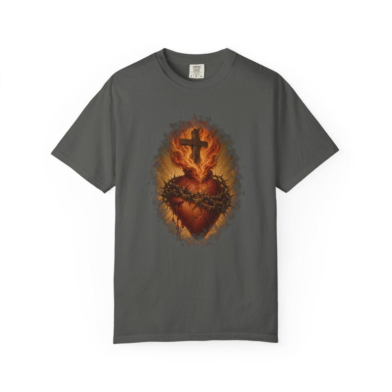 Leuchtendes T-Shirt mit Herz-Jesu-Motiv, Holzkreuz und goldenen Strahlen, Vintage-Geschenk für Väter, Dornenkrone, Erster Freitag im Monat, Wohlfühlfarben Bild 4