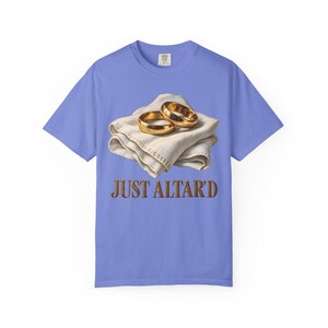 Maglietta "Just Altar'd Comfort Colors" / Maglietta divertente per matrimonio cattolico / Regalo per novelli sposi / Fedi nuziali dorate su lino immagine 3