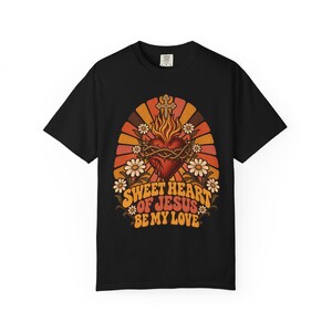 レトロな聖心Tシャツ、ビー・マイ・ラブ ヴィンテージサンバースト、カトリックの彼女へのギフト、ファーストフライデー クリスチャン レディースシャツ、コンフォートカラーズ 画像 2