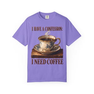 Ik heb een bekentenis: ik heb koffie nodig | Comfortkleuren T-shirt | Grappig katholiek koffie T-shirt | Cadeau voor mama | Vintage theekopje afbeelding 10