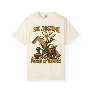 T-shirt met afbeelding van Sint Jozef, beschermheilige van de arbeiders | T-shirt in comfortabele kleuren | Katholiek T-shirt | Cadeau voor papa | Timmermansgereedschap en lelie afbeelding 3