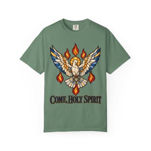 Maglietta "Vieni Spirito Santo" con colori rilassanti / Maglietta per la Cresima Cattolica / Regalo per la Cresima / Colomba in vetro colorato con fiamme immagine 5