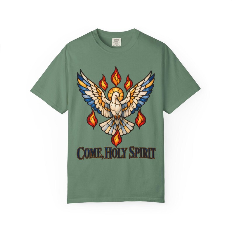 Maglietta "Vieni Spirito Santo" con colori rilassanti / Maglietta per la Cresima Cattolica / Regalo per la Cresima / Colomba in vetro colorato con fiamme immagine 5