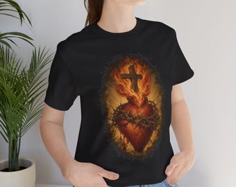 Camiseta con el Sagrado Corazón en llamas, cruz de Jesús realista y corona de espinas, regalo devocional católico para hombres, Primer Viernes, arte con efecto de humo.