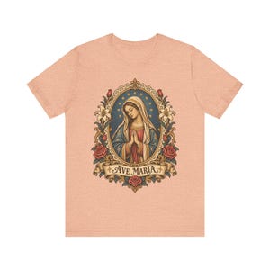 Camiseta Ave María, Camiseta de la Virgen María rezando, Arte de estampas religiosas vintage, Regalo de la Santísima Madre para mamá católica, Ropa mariana para mujer imagen 3