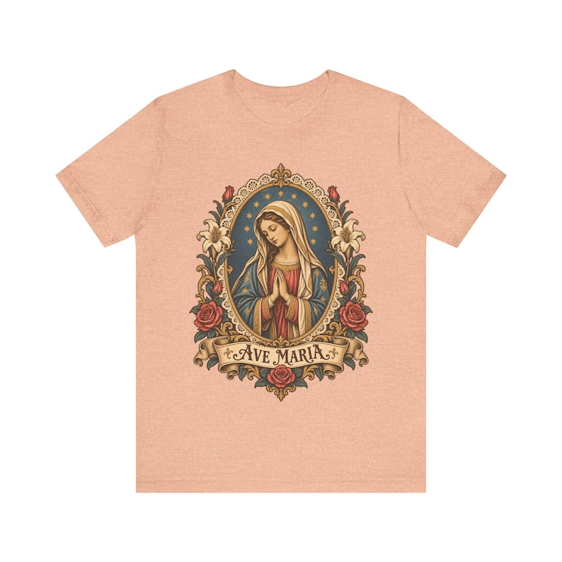 Camiseta Ave María, Camiseta de la Virgen María rezando, Arte de estampas religiosas vintage, Regalo de la Santísima Madre para mamá católica, Ropa mariana para mujer imagen 3