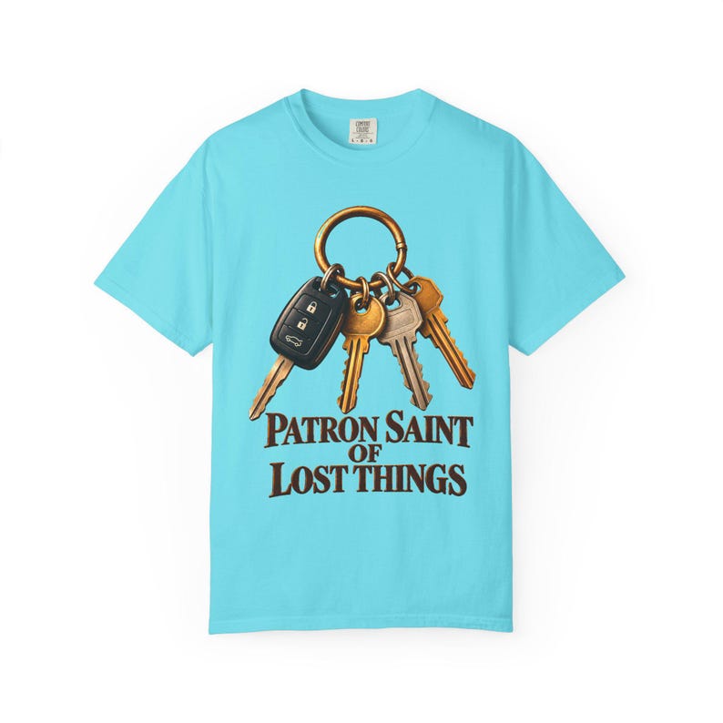 T-shirt « Sainte patronne des objets perdus » aux couleurs apaisantes | T-shirt humoristique pour maman catholique | Cadeau pour maman | Porte-clés vintage image 8