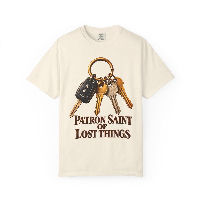 T-shirt « Sainte patronne des objets perdus » aux couleurs apaisantes | T-shirt humoristique pour maman catholique | Cadeau pour maman | Porte-clés vintage image 2