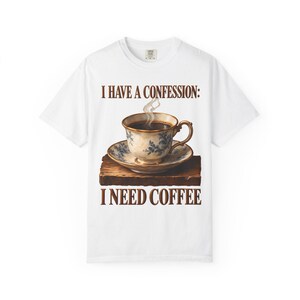 Ik heb een bekentenis: ik heb koffie nodig | Comfortkleuren T-shirt | Grappig katholiek koffie T-shirt | Cadeau voor mama | Vintage theekopje afbeelding 1