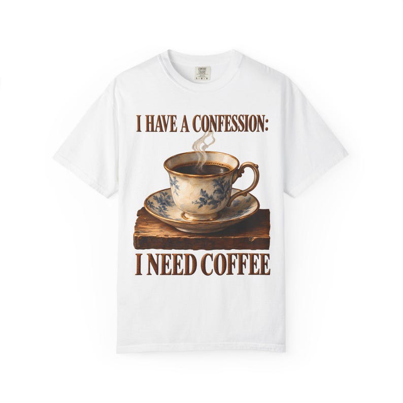 Ik heb een bekentenis: ik heb koffie nodig | Comfortkleuren T-shirt | Grappig katholiek koffie T-shirt | Cadeau voor mama | Vintage theekopje afbeelding 1