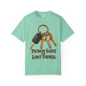 T-shirt « Sainte patronne des objets perdus » aux couleurs apaisantes | T-shirt humoristique pour maman catholique | Cadeau pour maman | Porte-clés vintage image 5