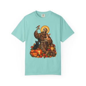 Koszulka na Halloween ze szkieletem św. Franciszka, upiorny katolicki święty z jeleniem, rudzikiem, czarnym kotem i dyniami (kolory pocieszenia) zdjęcie 7