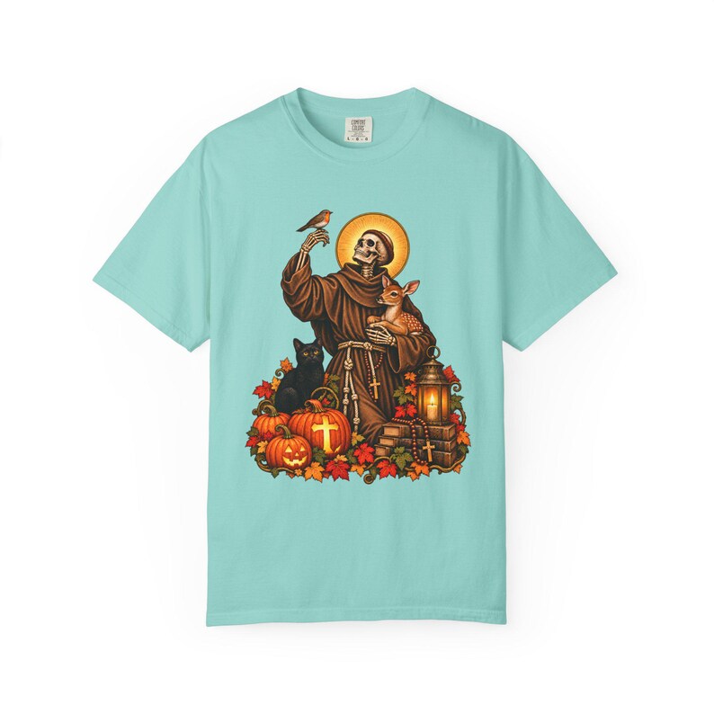 Koszulka na Halloween ze szkieletem św. Franciszka, upiorny katolicki święty z jeleniem, rudzikiem, czarnym kotem i dyniami (kolory pocieszenia) zdjęcie 7