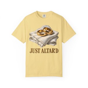 Maglietta "Just Altar'd Comfort Colors" / Maglietta divertente per matrimonio cattolico / Regalo per novelli sposi / Fedi nuziali dorate su lino immagine 1