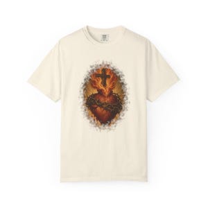 Leuchtendes T-Shirt mit Herz-Jesu-Motiv, Holzkreuz und goldenen Strahlen, Vintage-Geschenk für Väter, Dornenkrone, Erster Freitag im Monat, Wohlfühlfarben Bild 2