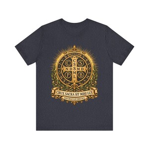 T-shirt met Sint-Benedictusmedaille, Crux Sacra Sit Mihi Lux T-shirt, Vade Retro Satana Exorcisme-embleem, Katholiek Beschermingsgeschenk, Kleding met Gouden Kruis afbeelding 5