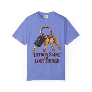 T-shirt « Sainte patronne des objets perdus » aux couleurs apaisantes | T-shirt humoristique pour maman catholique | Cadeau pour maman | Porte-clés vintage image 10
