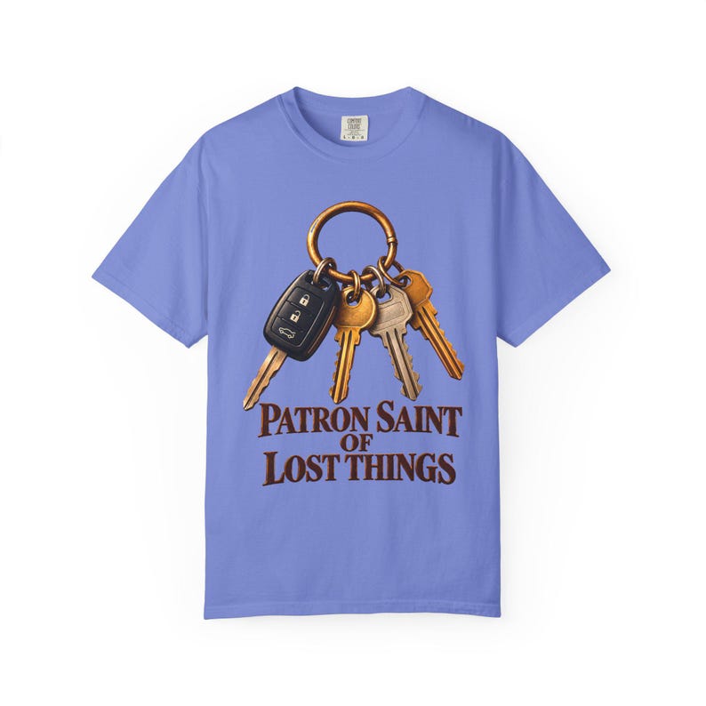 T-shirt « Sainte patronne des objets perdus » aux couleurs apaisantes | T-shirt humoristique pour maman catholique | Cadeau pour maman | Porte-clés vintage image 10