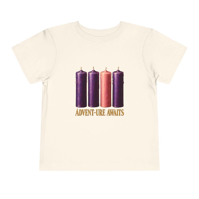 Camiseta "La aventura espera a los niños pequeños", camiseta católica de Adviento, velas de corona de Adviento, regalo de cuenta regresiva navideña para niños pequeños. imagen 4