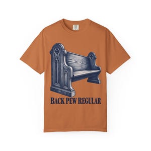 T-Shirt mit Kirchenbankmotiv in Standardfarben | Lustiges katholisches T-Shirt | Geschenk für katholische Väter | Vintage-Kirchenbankgravur Bild 3