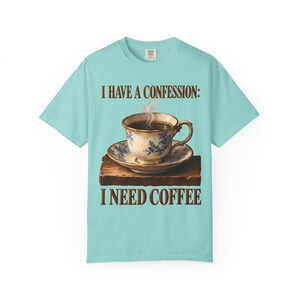 Ik heb een bekentenis: ik heb koffie nodig | Comfortkleuren T-shirt | Grappig katholiek koffie T-shirt | Cadeau voor mama | Vintage theekopje afbeelding 5