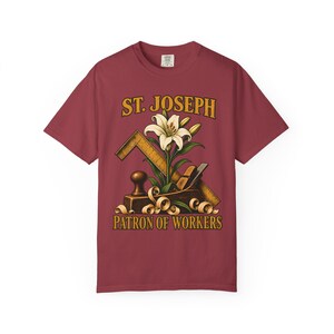 T-shirt met afbeelding van Sint Jozef, beschermheilige van de arbeiders | T-shirt in comfortabele kleuren | Katholiek T-shirt | Cadeau voor papa | Timmermansgereedschap en lelie afbeelding 13