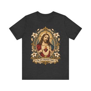 Jesu heliga hjärtas porträttskjorta, Cor Jesu Miserere Nobis helig kortskjorta, Batoni-stil katolsk konst med liljor, kristen gåva för män bild 6