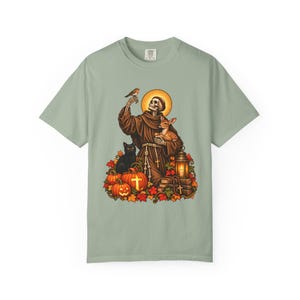 Koszulka na Halloween ze szkieletem św. Franciszka, upiorny katolicki święty z jeleniem, rudzikiem, czarnym kotem i dyniami (kolory pocieszenia) zdjęcie 6