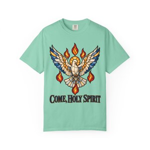 Maglietta "Vieni Spirito Santo" con colori rilassanti / Maglietta per la Cresima Cattolica / Regalo per la Cresima / Colomba in vetro colorato con fiamme immagine 3