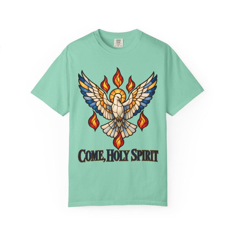 Maglietta "Vieni Spirito Santo" con colori rilassanti / Maglietta per la Cresima Cattolica / Regalo per la Cresima / Colomba in vetro colorato con fiamme immagine 3