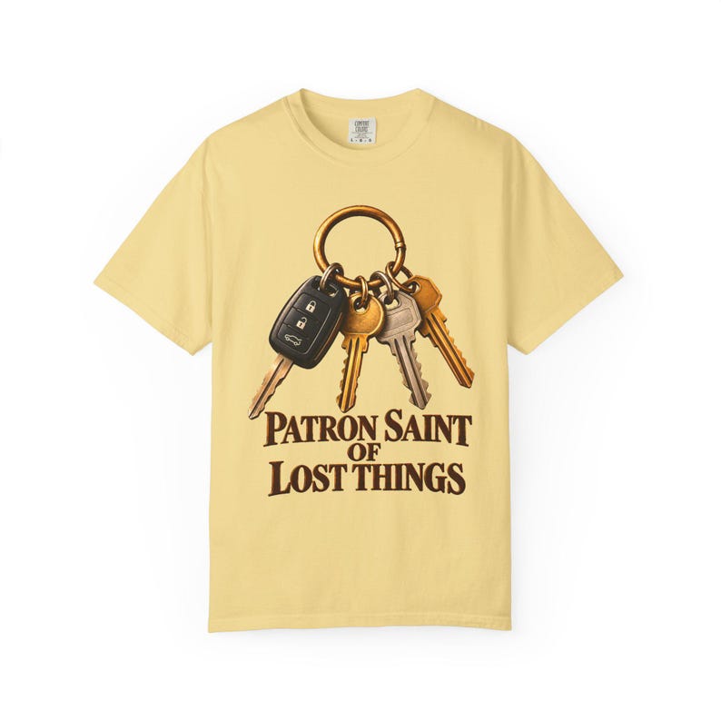 T-shirt « Sainte patronne des objets perdus » aux couleurs apaisantes | T-shirt humoristique pour maman catholique | Cadeau pour maman | Porte-clés vintage image 3