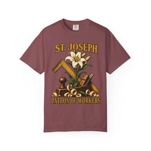 T-shirt met afbeelding van Sint Jozef, beschermheilige van de arbeiders | T-shirt in comfortabele kleuren | Katholiek T-shirt | Cadeau voor papa | Timmermansgereedschap en lelie afbeelding 2