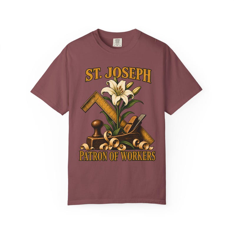 T-shirt met afbeelding van Sint Jozef, beschermheilige van de arbeiders | T-shirt in comfortabele kleuren | Katholiek T-shirt | Cadeau voor papa | Timmermansgereedschap en lelie afbeelding 2